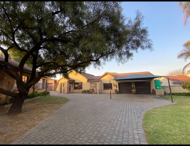 5 BEDROOM HOUSE FOR SALE IN JACKAROO PARK
